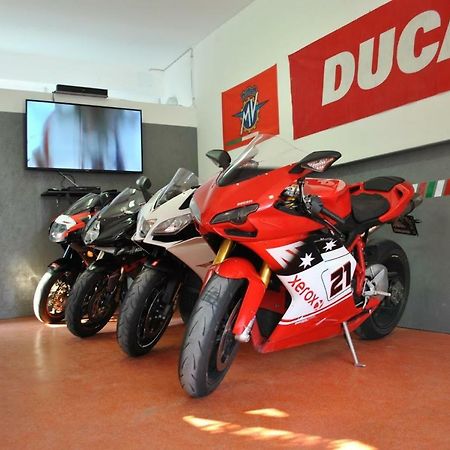 לינה וארוחת בוקר Millesimo Italian Piston House Sport Moto Rent מראה חיצוני תמונה