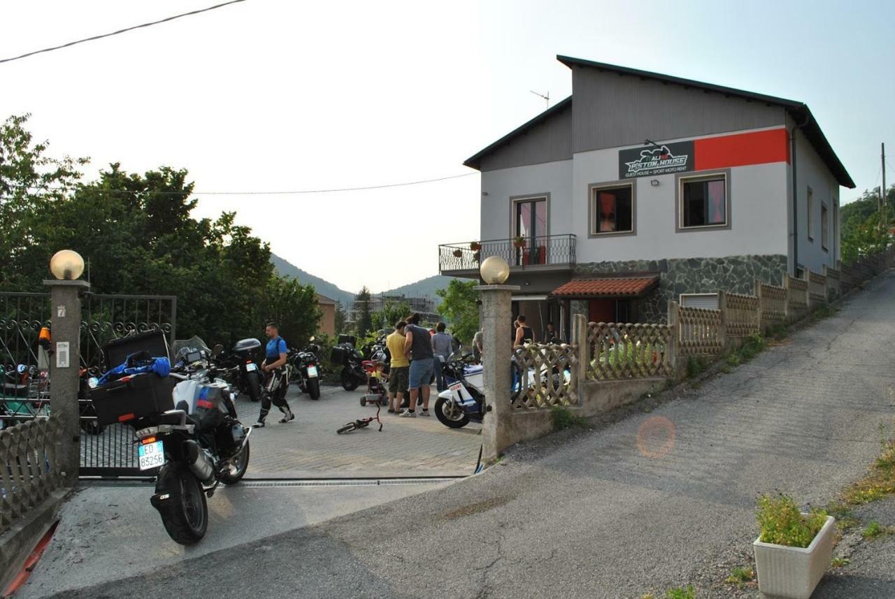לינה וארוחת בוקר Millesimo Italian Piston House Sport Moto Rent מראה חיצוני תמונה