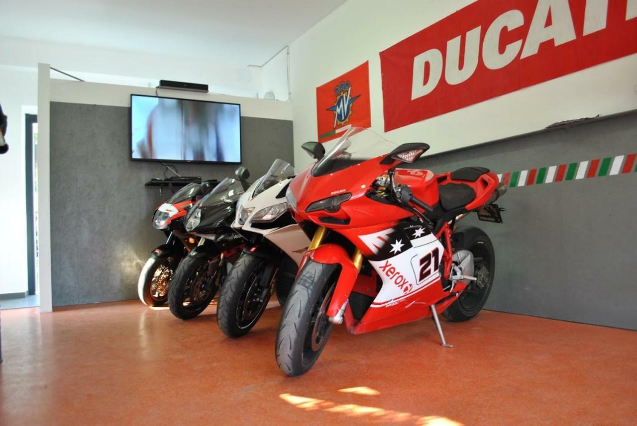 לינה וארוחת בוקר Millesimo Italian Piston House Sport Moto Rent מראה חיצוני תמונה