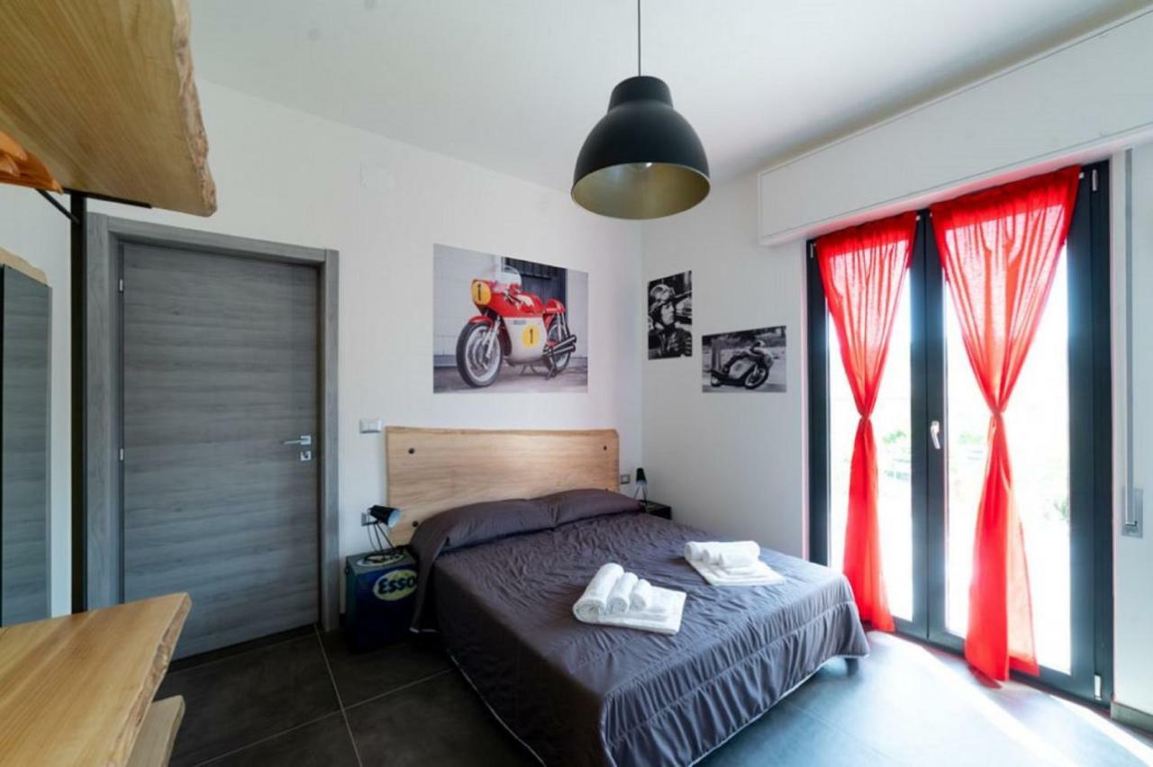 לינה וארוחת בוקר Millesimo Italian Piston House Sport Moto Rent מראה חיצוני תמונה