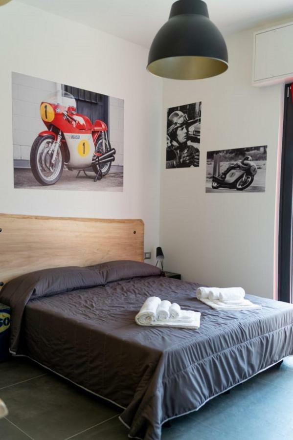לינה וארוחת בוקר Millesimo Italian Piston House Sport Moto Rent מראה חיצוני תמונה