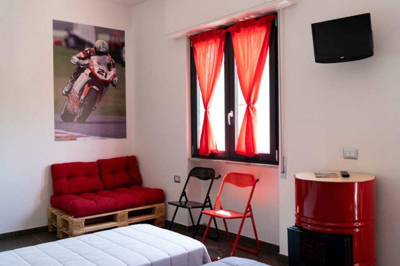 לינה וארוחת בוקר Millesimo Italian Piston House Sport Moto Rent מראה חיצוני תמונה
