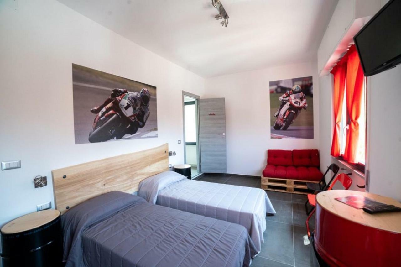לינה וארוחת בוקר Millesimo Italian Piston House Sport Moto Rent מראה חיצוני תמונה